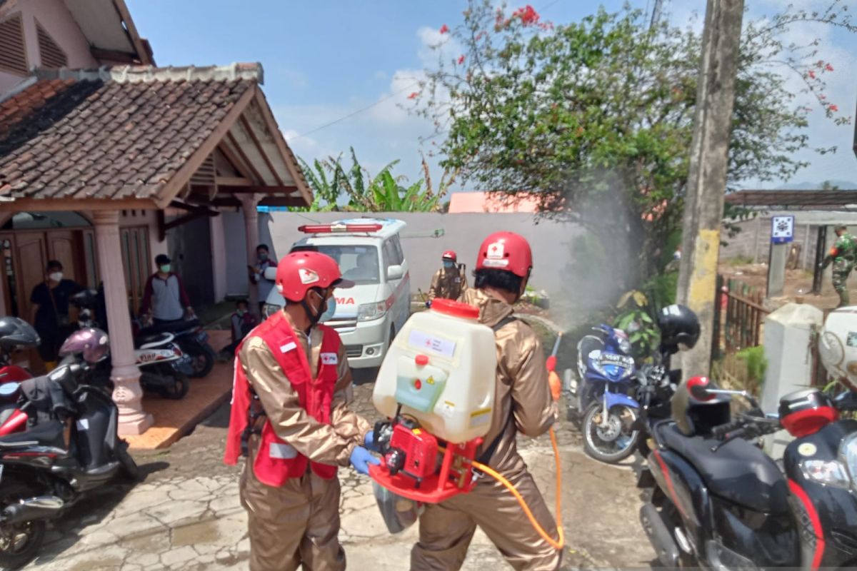 PMI Sukabumi lakukan penyemprotan disinfektan lokasi banjir untuk cegah COVID-19