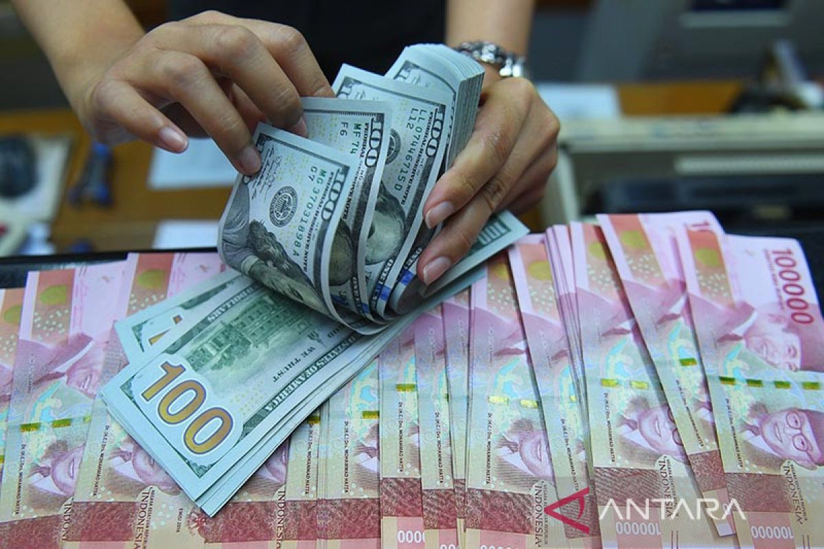 Rupiah awal pekan melemah tertekan dampak konflik Rusia-Ukraina