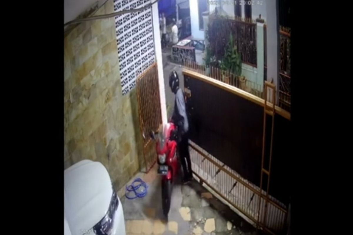 Aksi pencurian motor sport di Matraman terekam CCTV