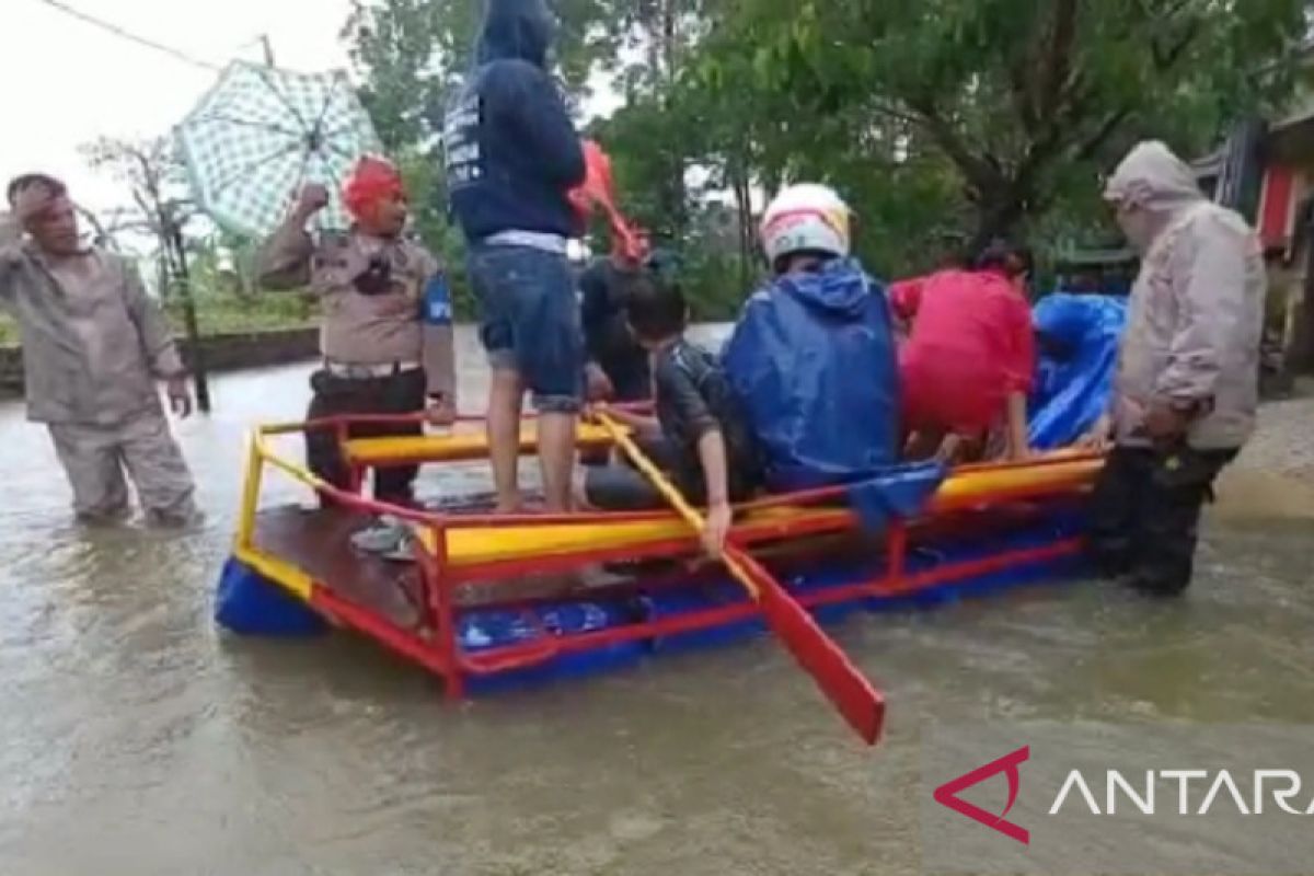 Police evacuate Makassar flood victims using rubber boats