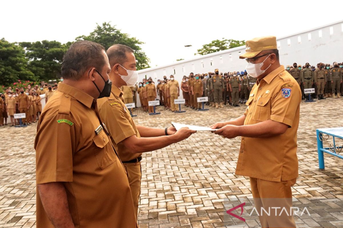 Bupati Tanimbar serahkan SK pengangkatan 2.000 pegawai honorer, begini penjelasannya