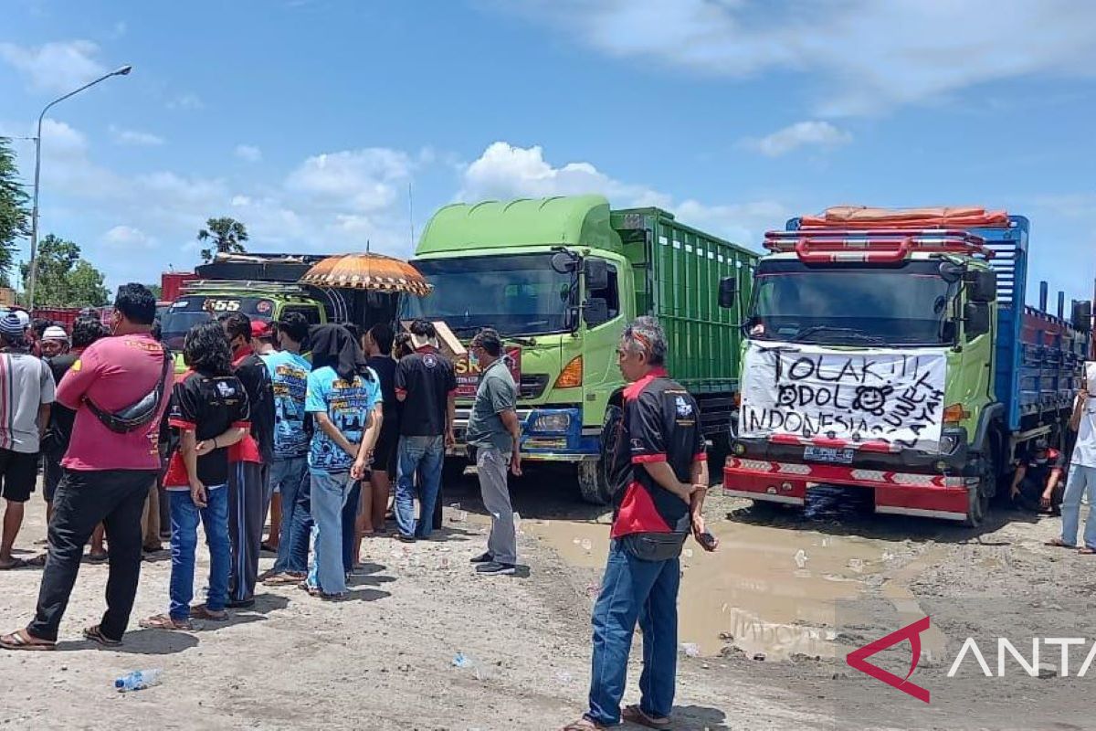 Ratusan sopir truk unjuk rasa di Gilimanuk