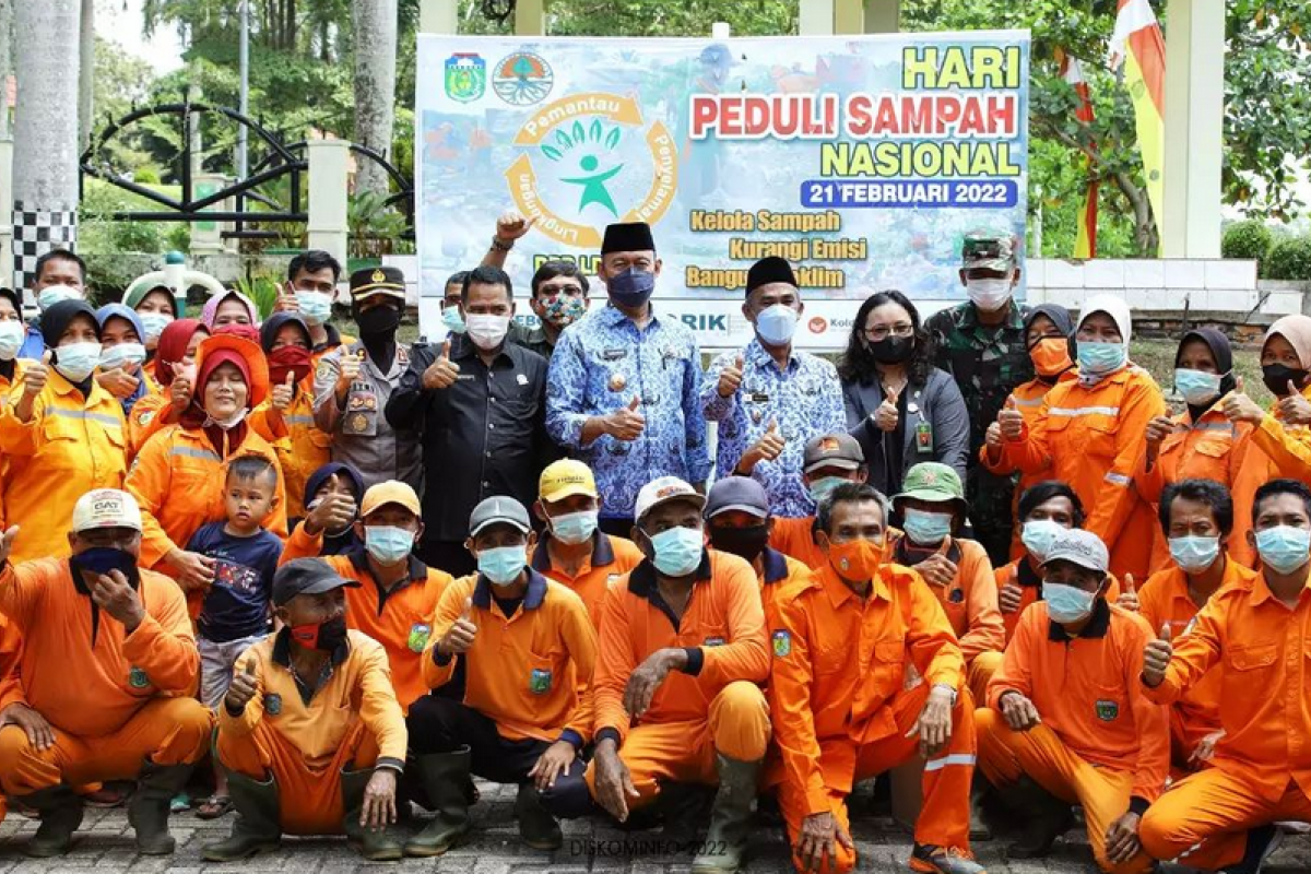 Bupati Sukandar peringati Hari Peduli Sampah Nasional bersama petugas kebersihan