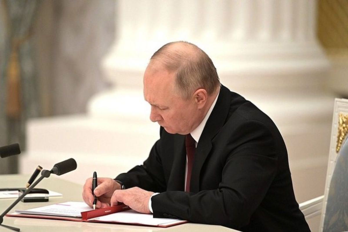 Putin teken dekret pengakuan dua negara "republik merdeka" di Ukraina timur