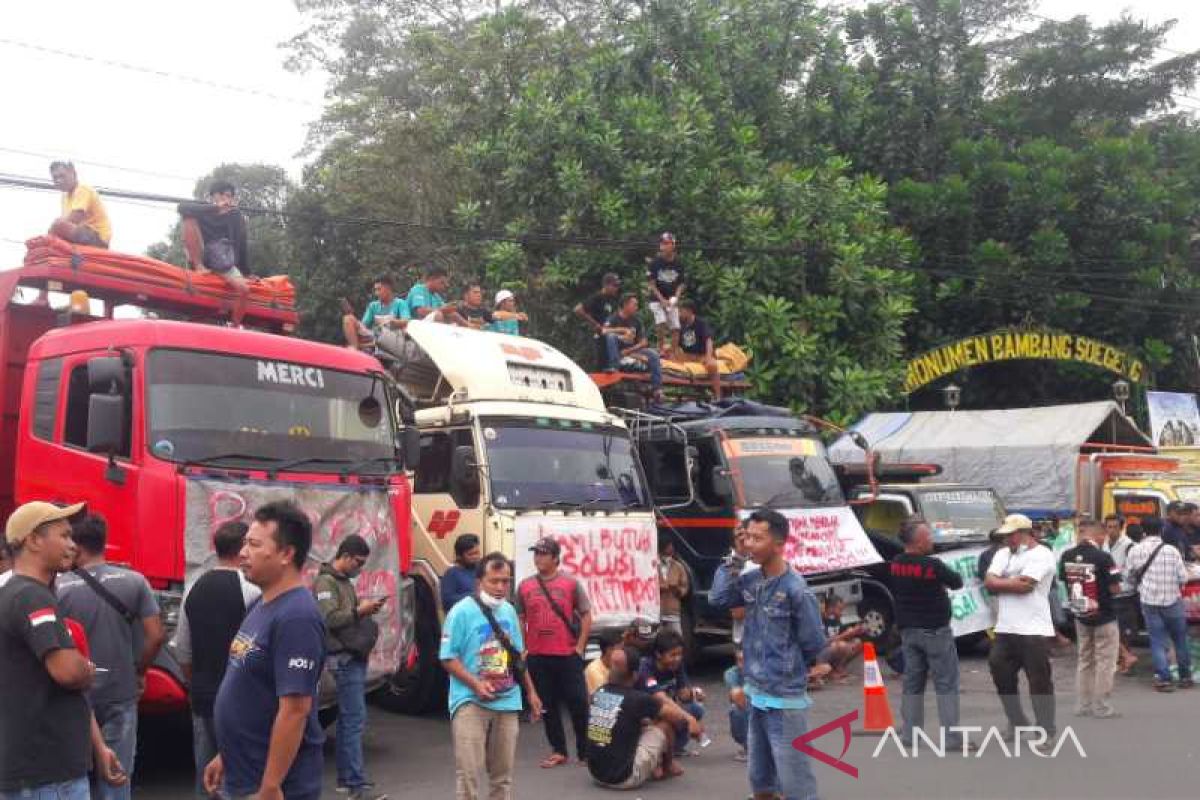 Ratusan sopir truk mogok di sekitar Terminal Bus Temanggung