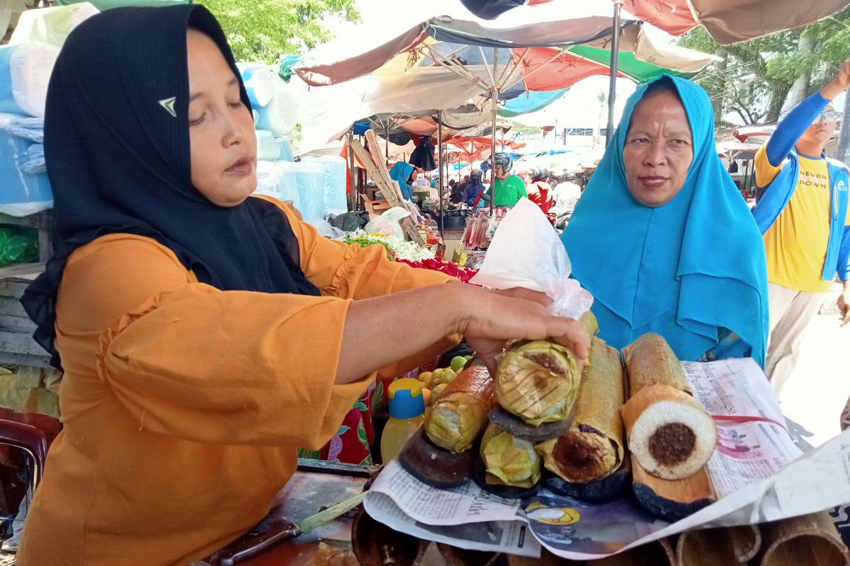 Menikmati kelezatan makanan khas Minangkabau Lamang Tapai