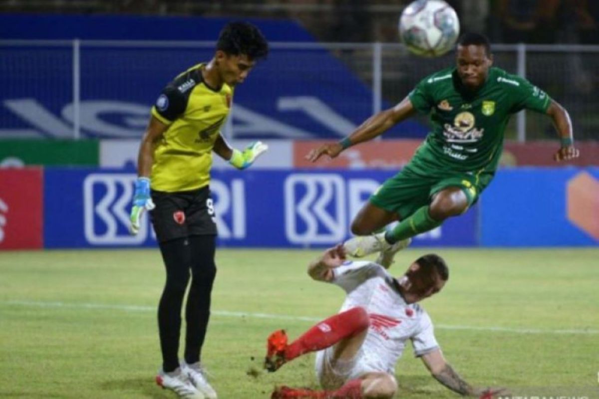 Arsenio Valpoort "starter" saat Persebaya hadapi Arema FC