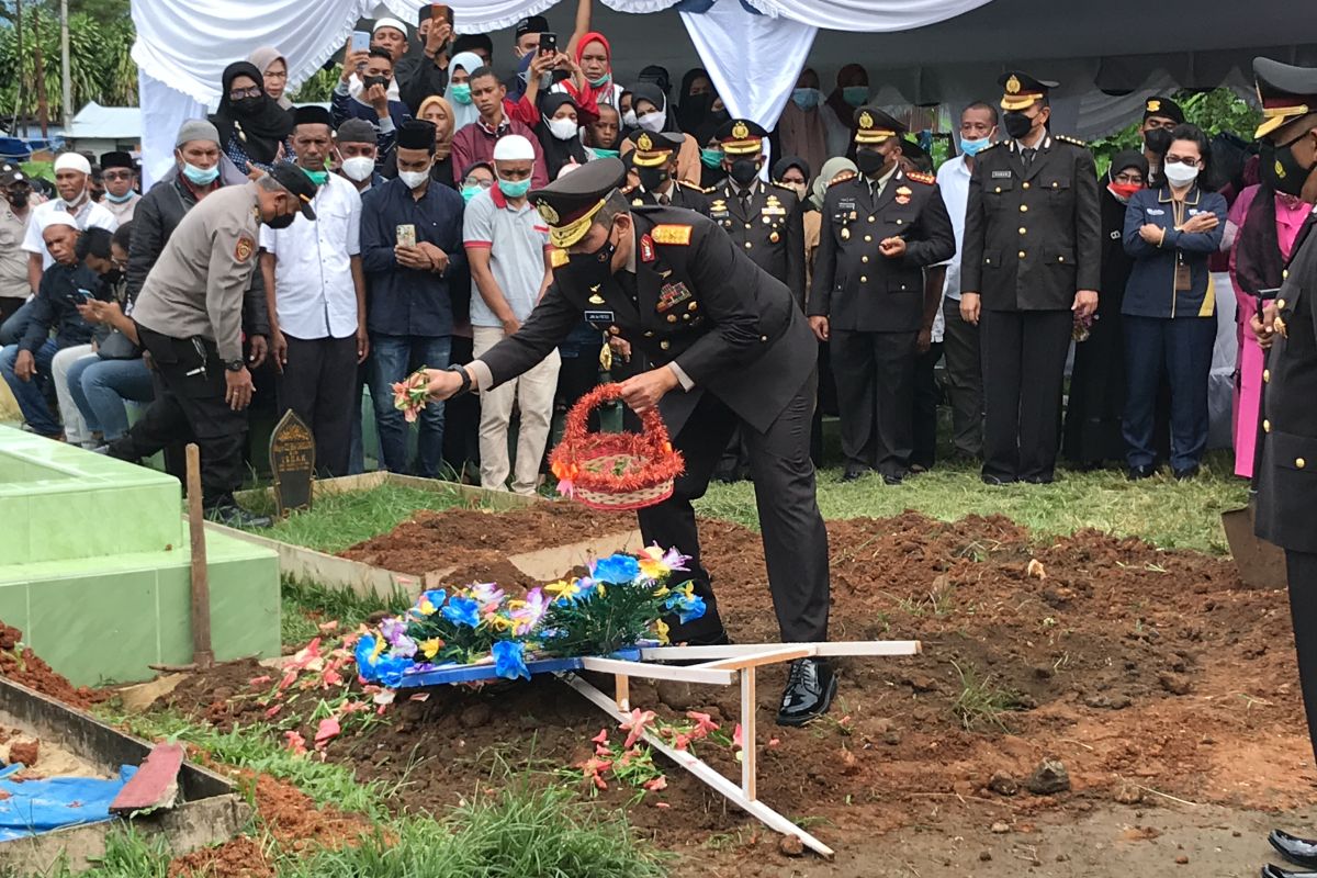 Wakapolda Maluku pimpin upacara pemakaman Brigpol Anumerta Faisal Heluth