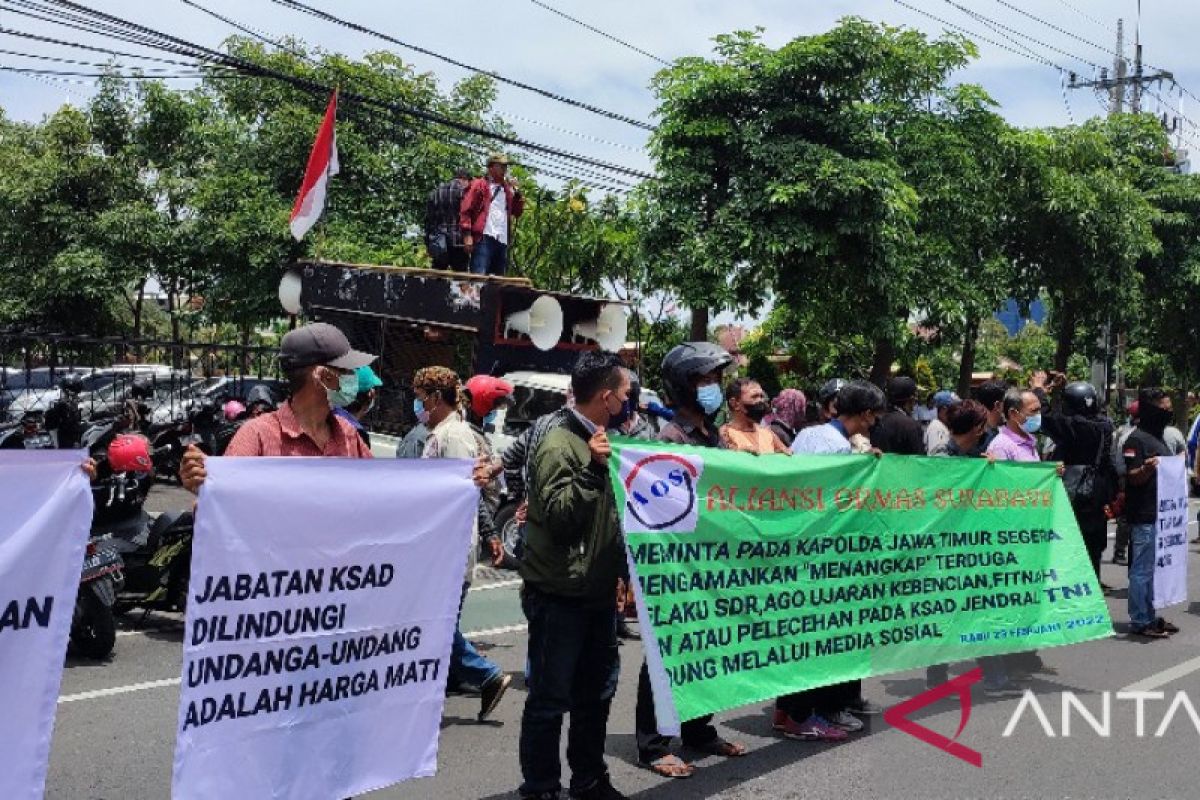 Ratusan orang gelar aksi desak polisi tangkap pelaku pelecehan institusi TNI