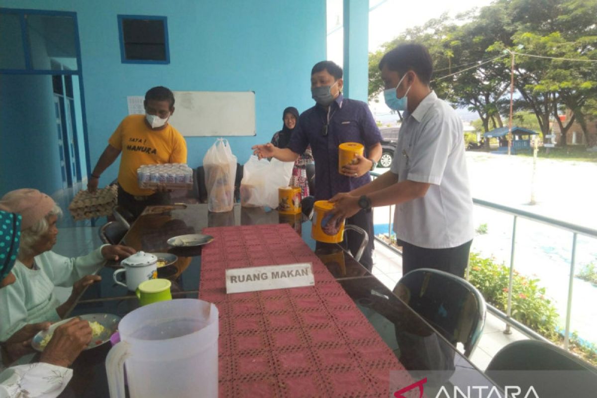 Penghuni satu panti di Palu  makan tanpa lauk karena donasi minim
