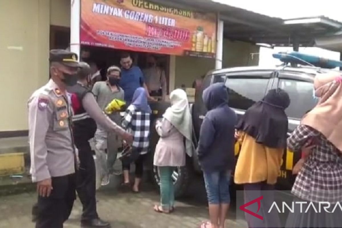 Minyak goreng langka Polsek Gunungguruh gelar operasi pasar