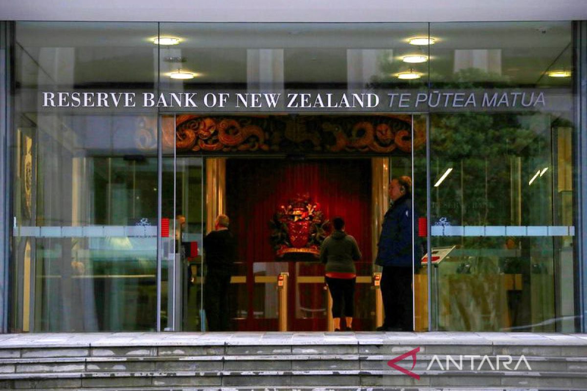Bank sentral Selandia Baru naikkan suku bunga, berencana jual obligasi