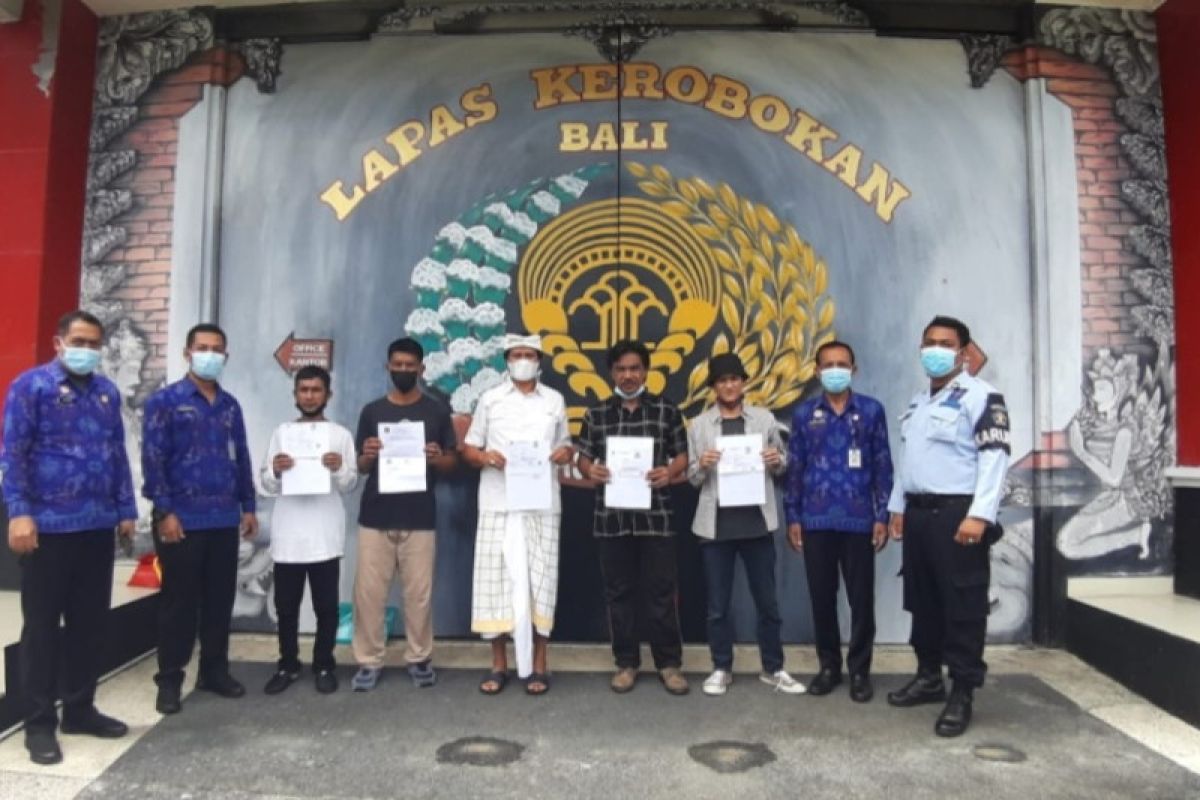 Mantan Wagub Bali dan empat WBP di LP Kerobokan terima asimilasi