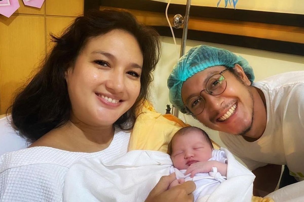 Pasangan Nadine Chandrawinata & Dimas Anggara dikaruniai anak pertama