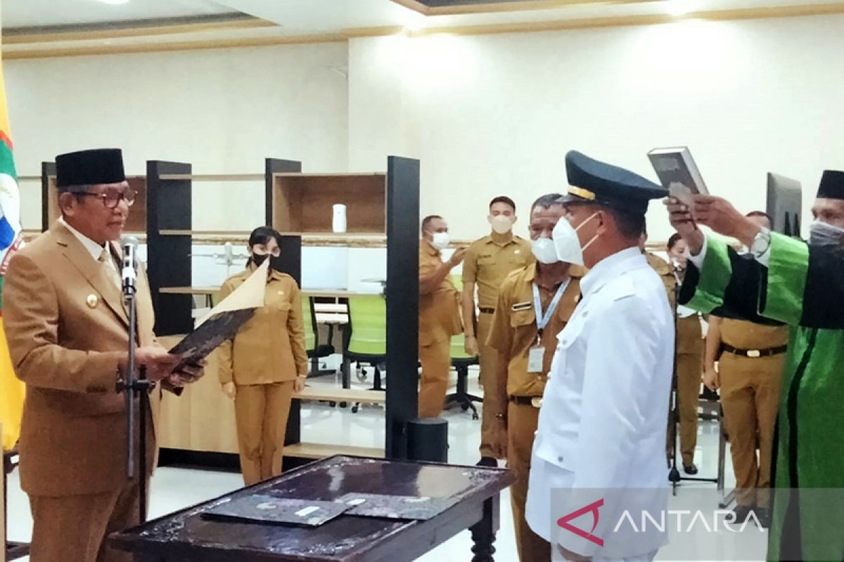 Lantik Camat Kebut, Bupati Malra Inginkan Kinerja ASN Cepat Dan Tepat