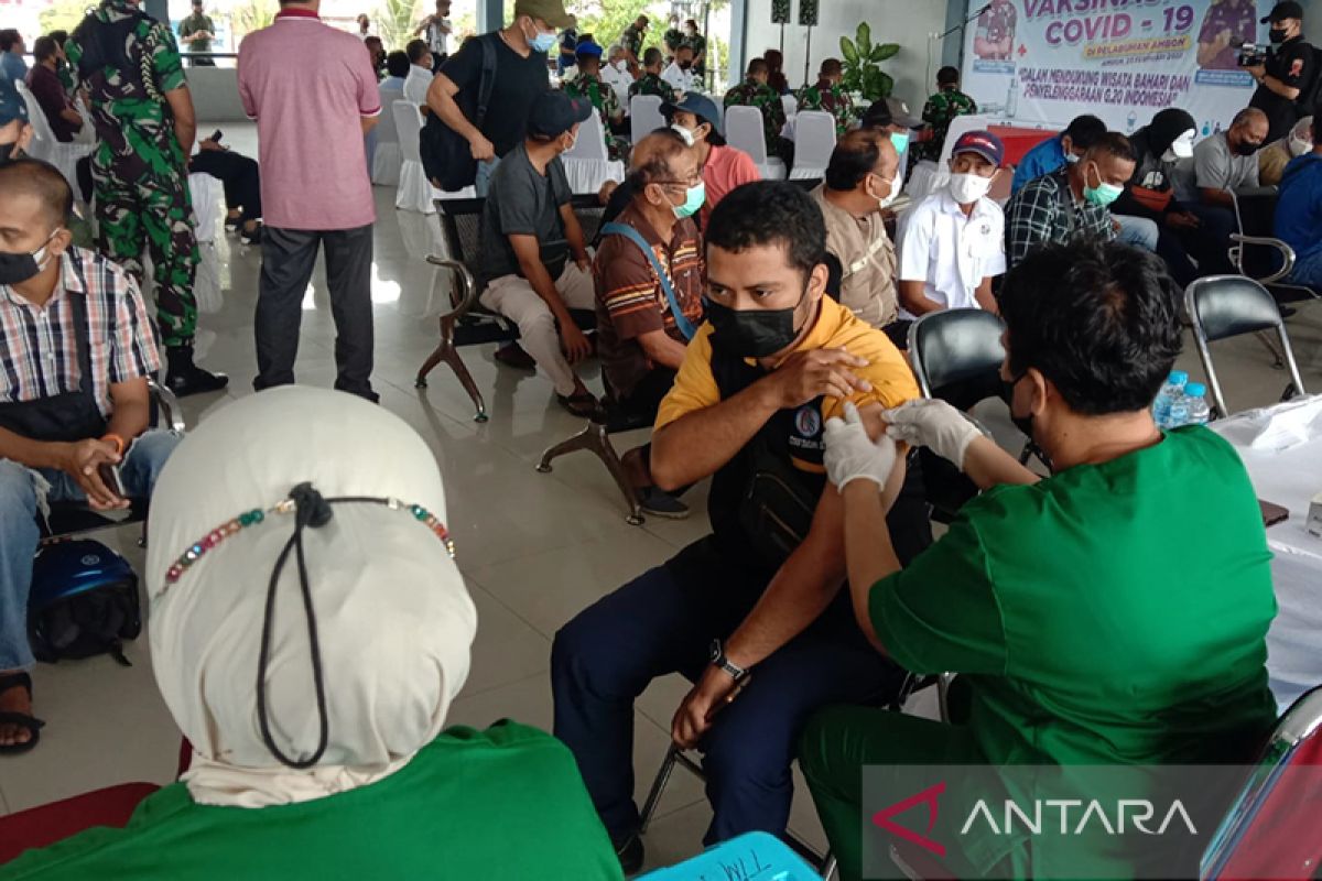 KSOP - Kodam Pattimura gelar vaksinasi massal di pelabuhan Yos Sudarso Ambon, perangi Omicron