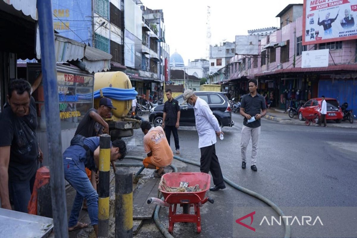 Wabup Aceh Tamiang kerahkan mobil sedot tinja atasi drainase sumbat