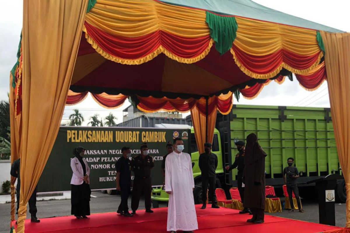 Selain dicambuk 90 kali, terpidana zina juga dipenjara enam tahun