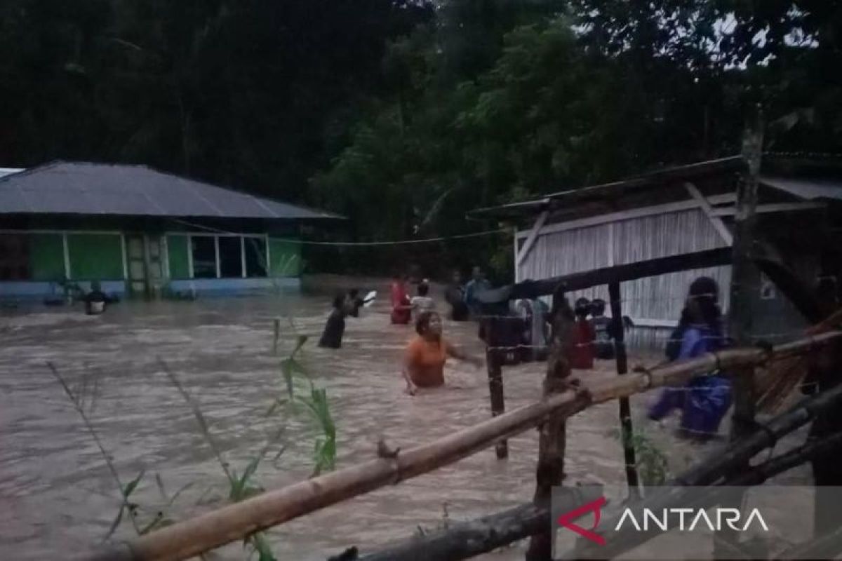 Dua desa di Kabupaten Kupang diterjang banjir, satu warga dilaporkan hilang
