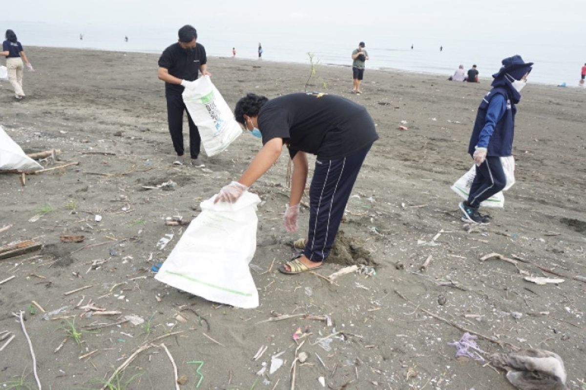 KFC Indonesia bersih pantai-laut dalam rangka Hari Peduli Sampah Nasional 2022