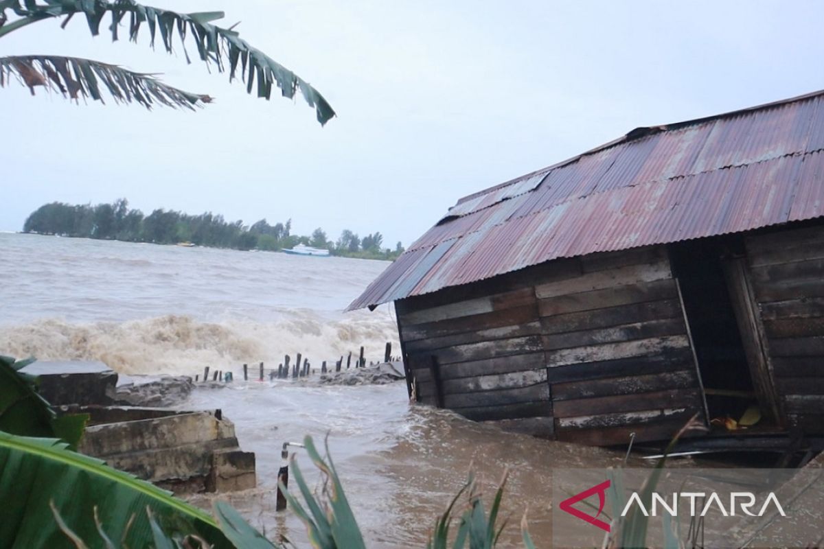 BPBD Maluku mendata kerusakan akibat cuaca buruk, patuhi peringatan BMKG