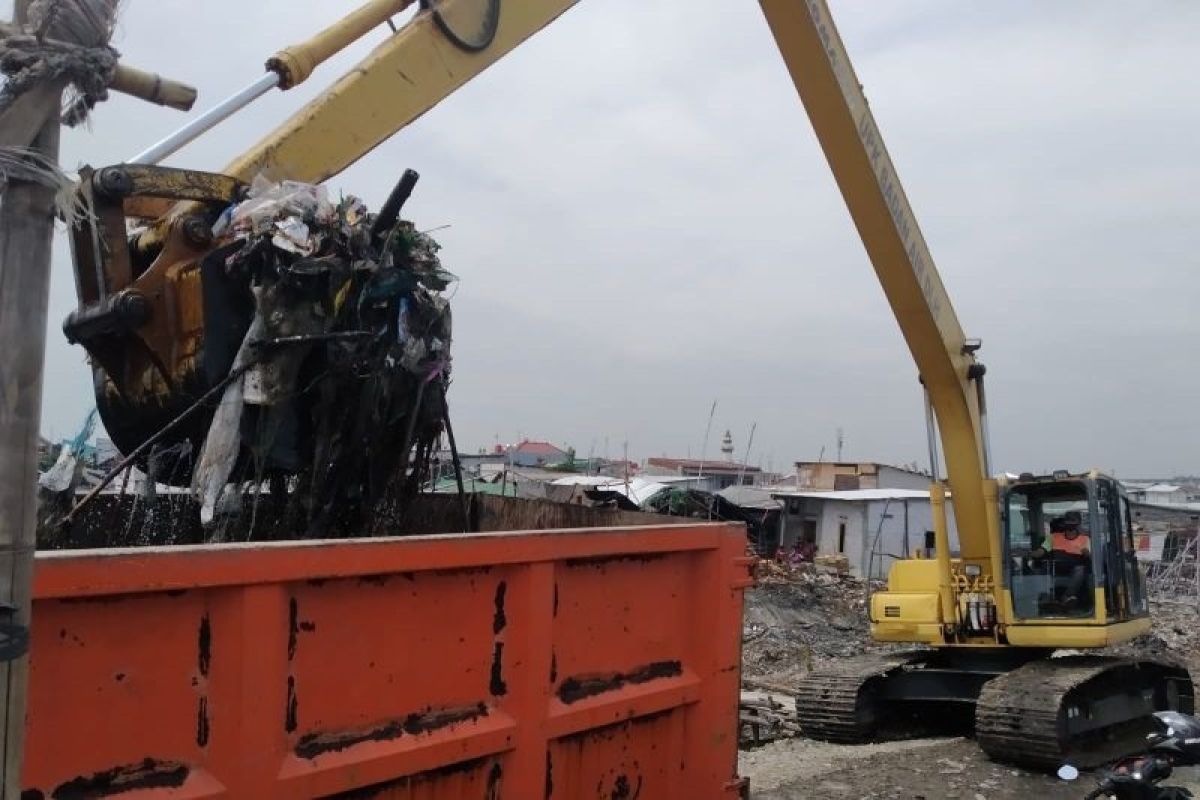 Petugas gabungan lakukan gerebek sampah di kampung nelayan Kalibaru, Jakatra Utara