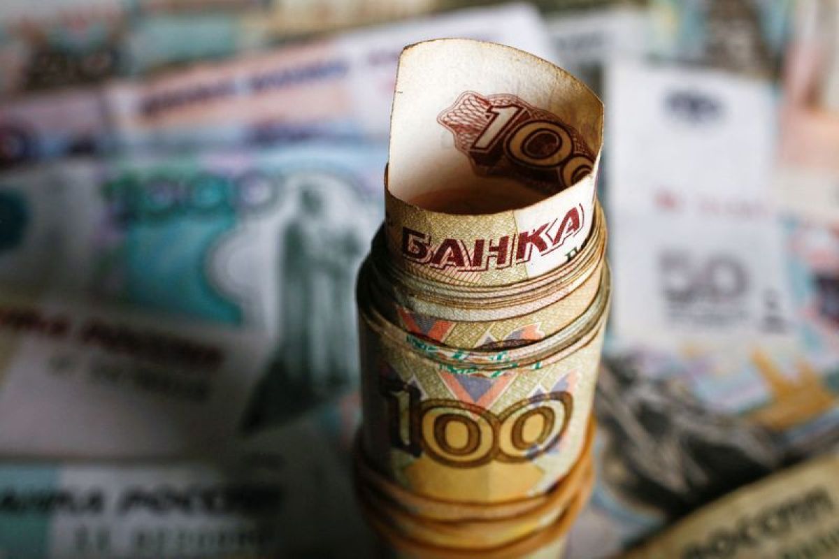 Rubel jatuh tembus 61 vs dolar, dipicu konversi "depository receipts"