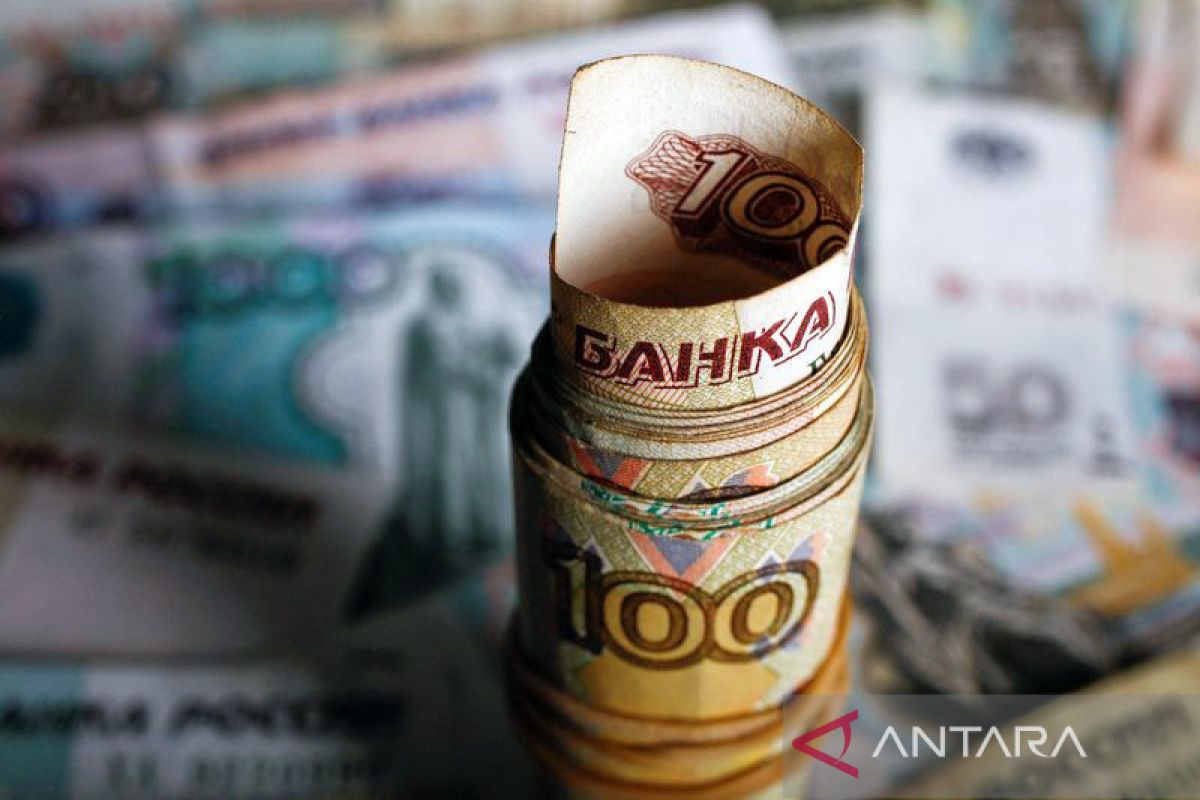 Rubel Rusia jatuh ke terendah baru, dipicu peringkatnya yang anjlok