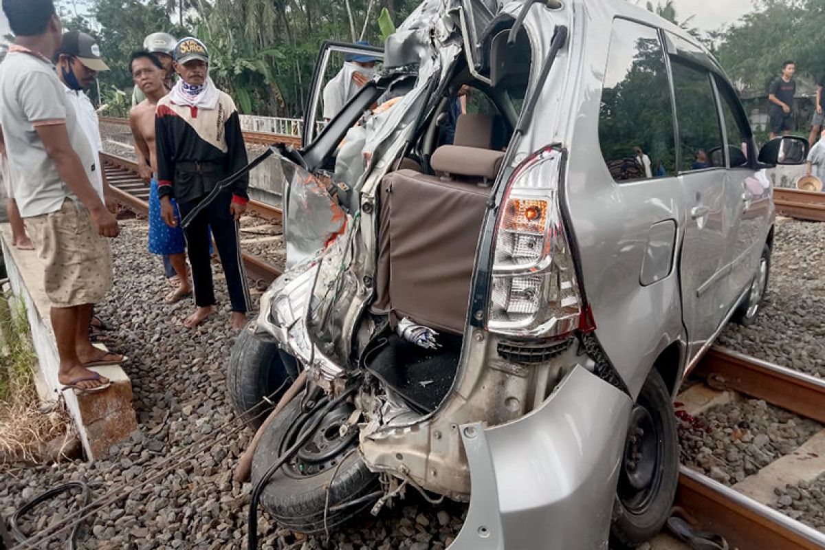 Sebuah mobil tertabrak KA Bangunkarta, satu orang meninggal
