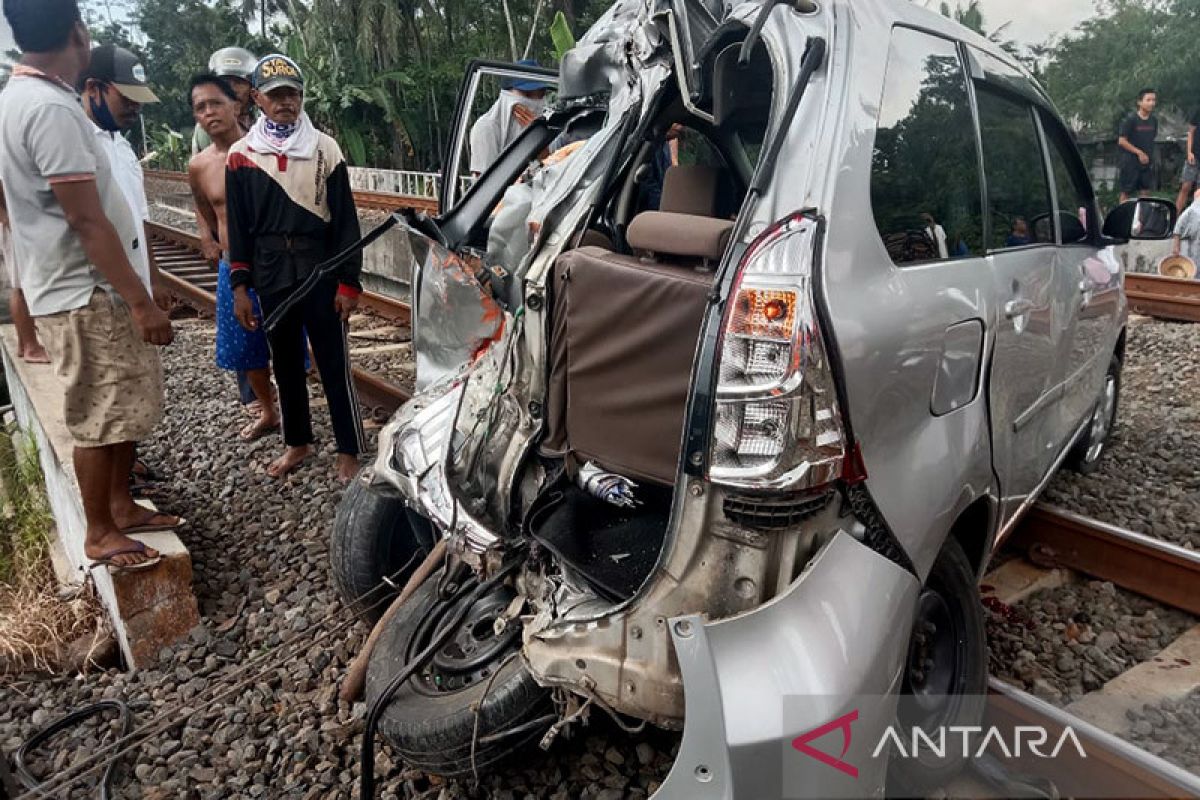 Sebuah mobil tertabrak KA Bangunkarta di Banyumas