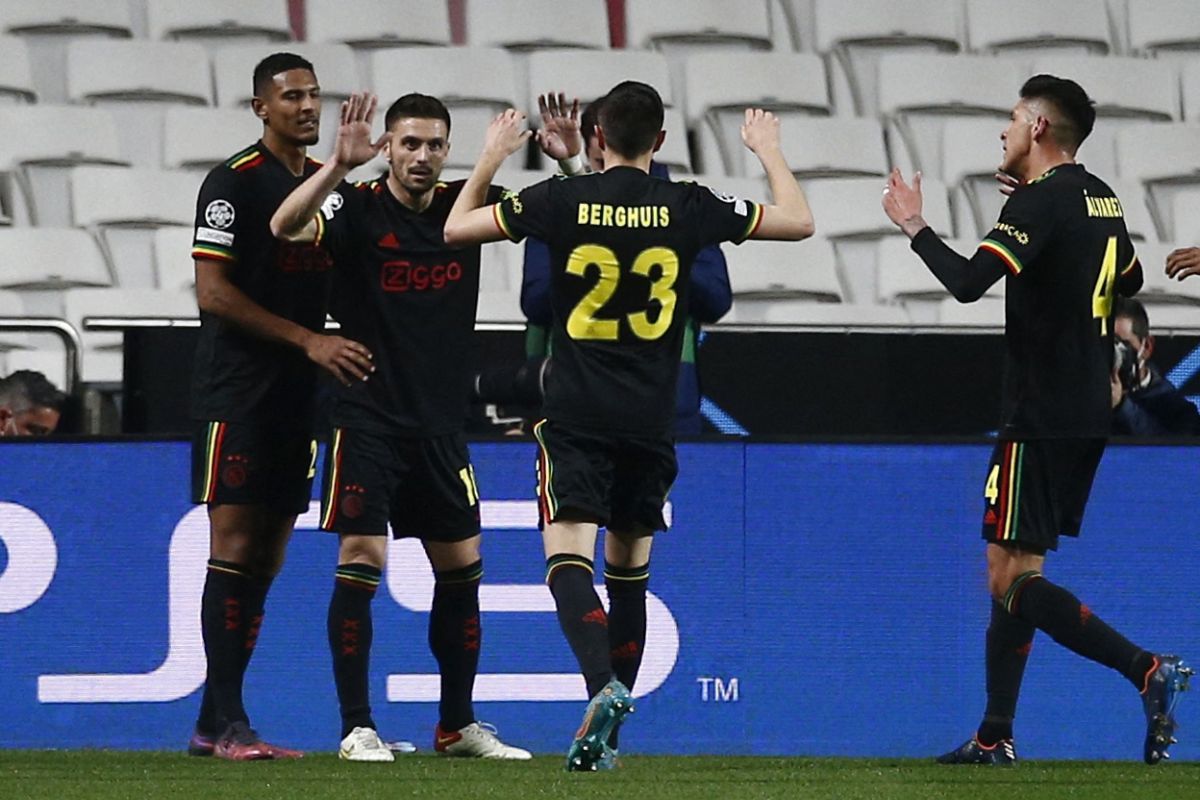 Ajax Amsterdam memaksa tuan rumah Benfica imbang 2-2