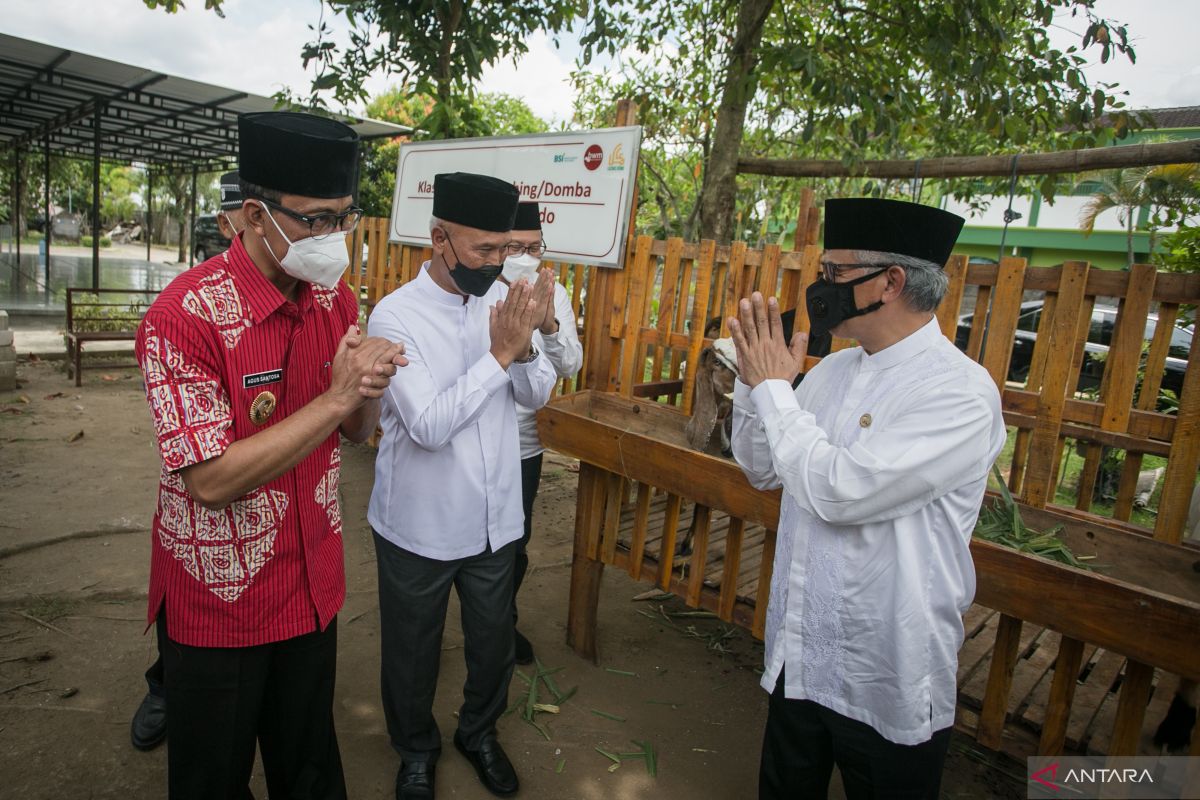 Ini kolaborasi bantu program klaster usaha peternak kambing dan domba di Pesantren