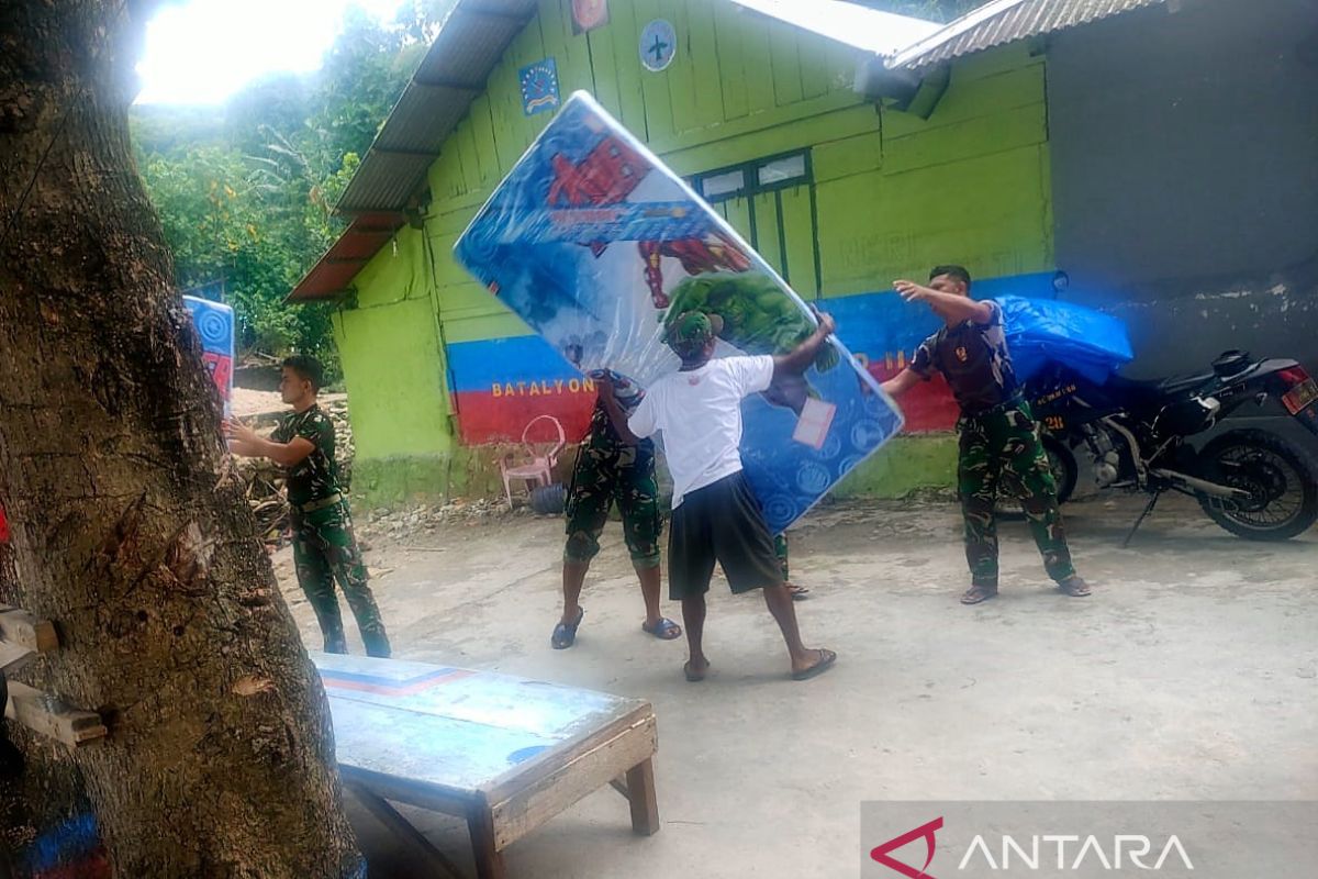 Pangdam Pattimura kembali salurkan Bansos untuk pengungsi di Haruku, perlu selesaikan akar masalah