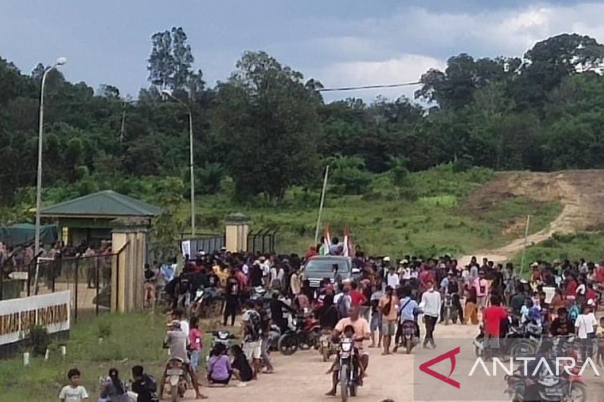 Polisi amankan aksi demonstrasi warga Jelai Hulu di kantor perusahaan sawit