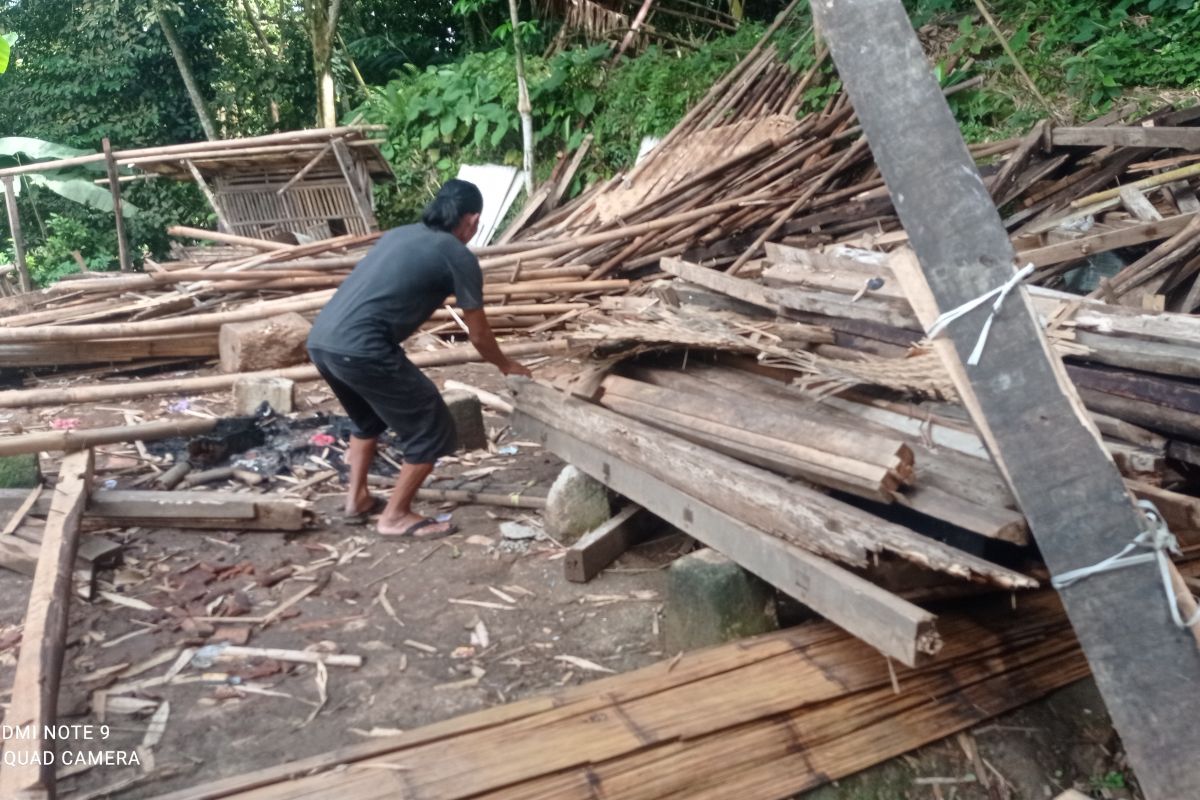 Satu rumah warga Kabupaten Lebak roboh akibat pergerakan tanah