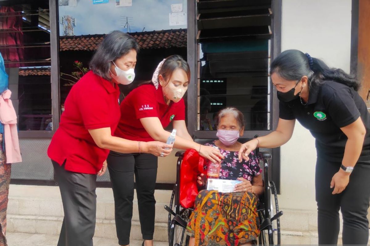 K3S Denpasar serahkan kursi roda untuk disabilitas