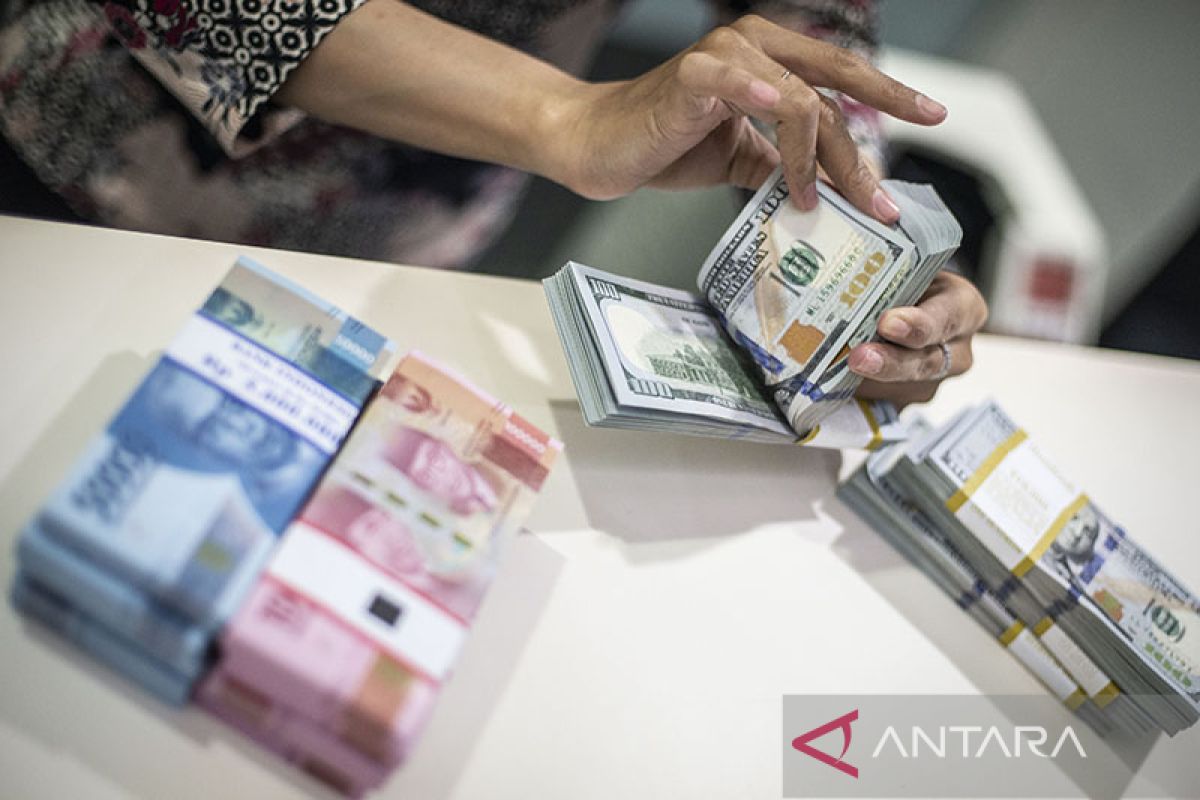 Rupiah menguat tipis menanti perkembangan konflik di Ukraina