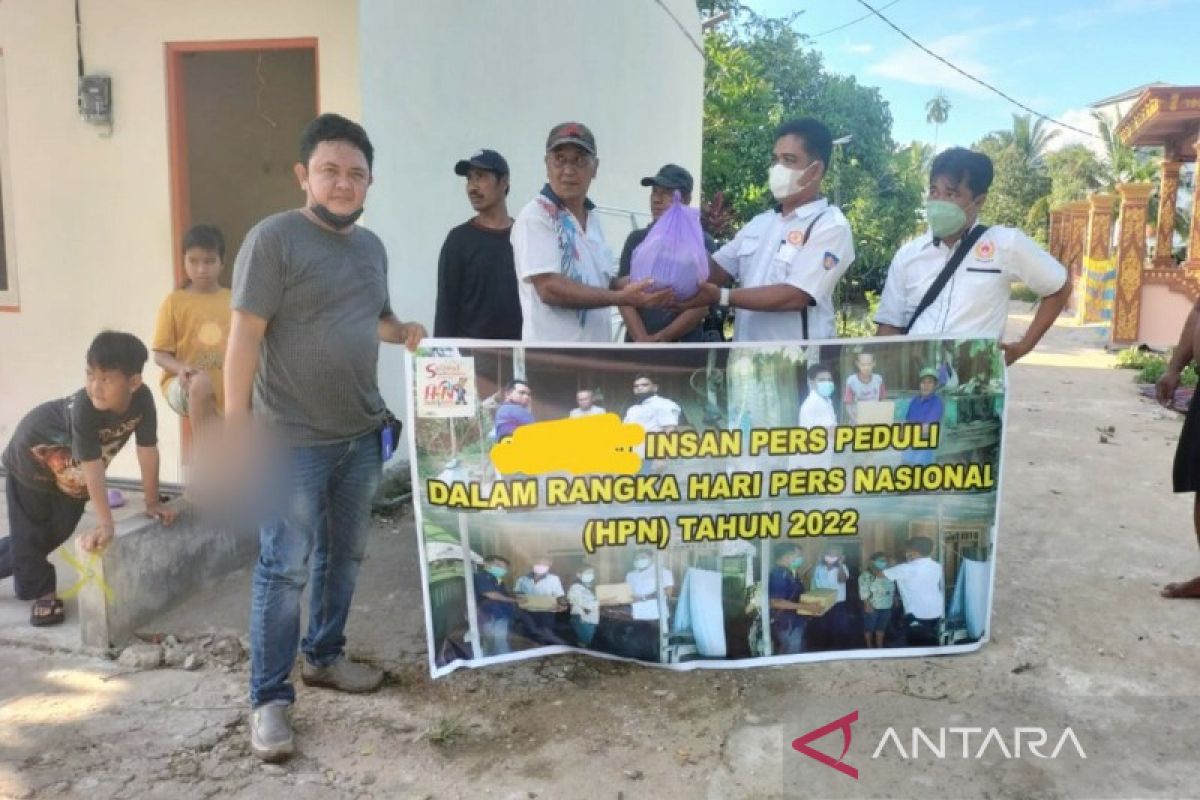 Insan pers serahkan bantuan kepada korban puting beliung Barsel