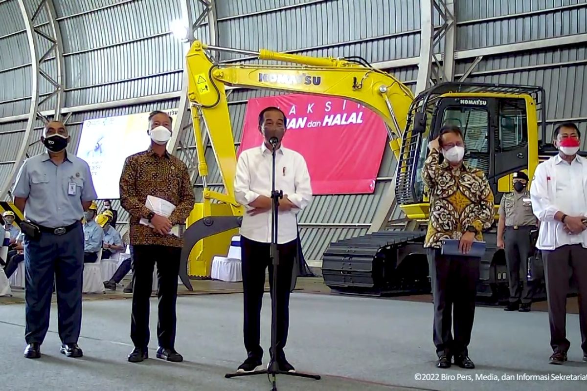 Presiden RI Joko Widodo tinjau vaksinasi di sejumlah Kawasan Industri