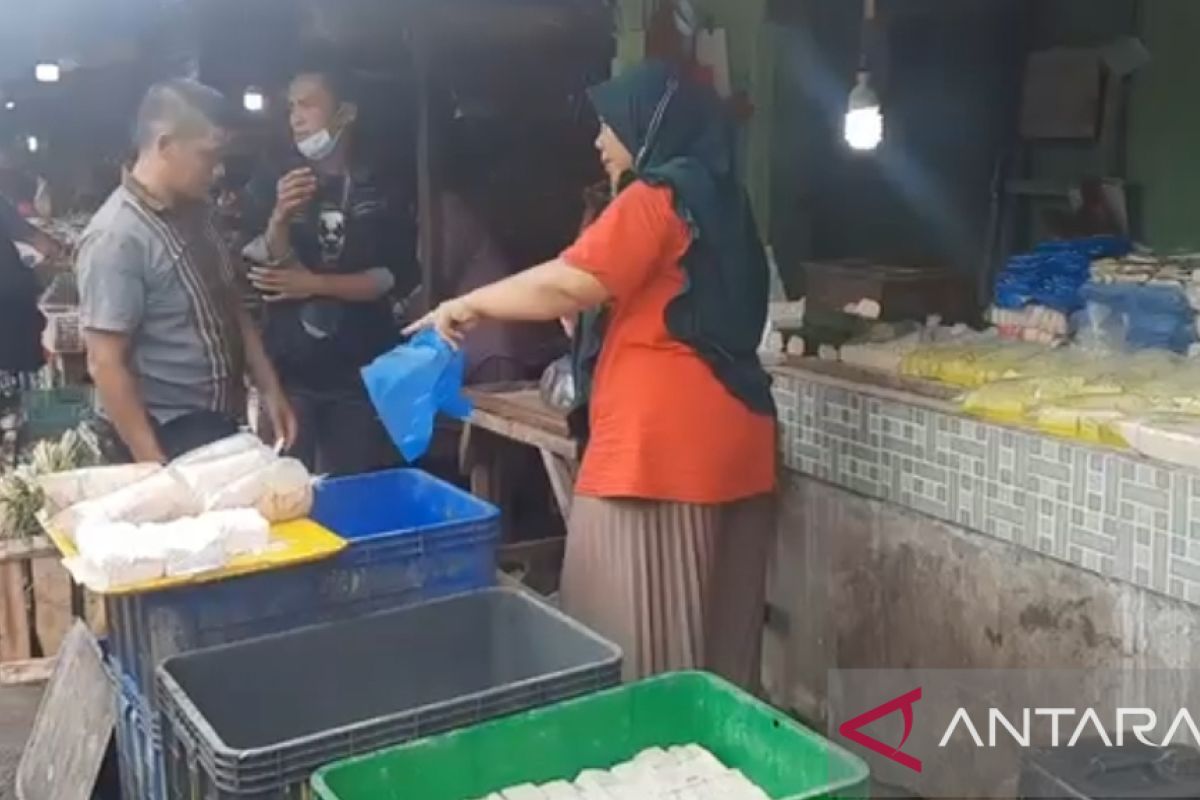 Pedagang di Pasar Kramat Jati naikan harga tahu dan tempe
