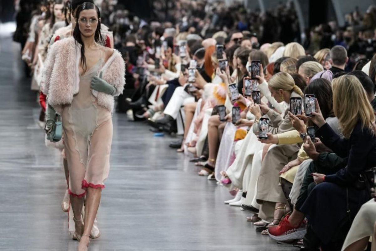 Milan Fashion Week dibuka dengan koleksi Fendi