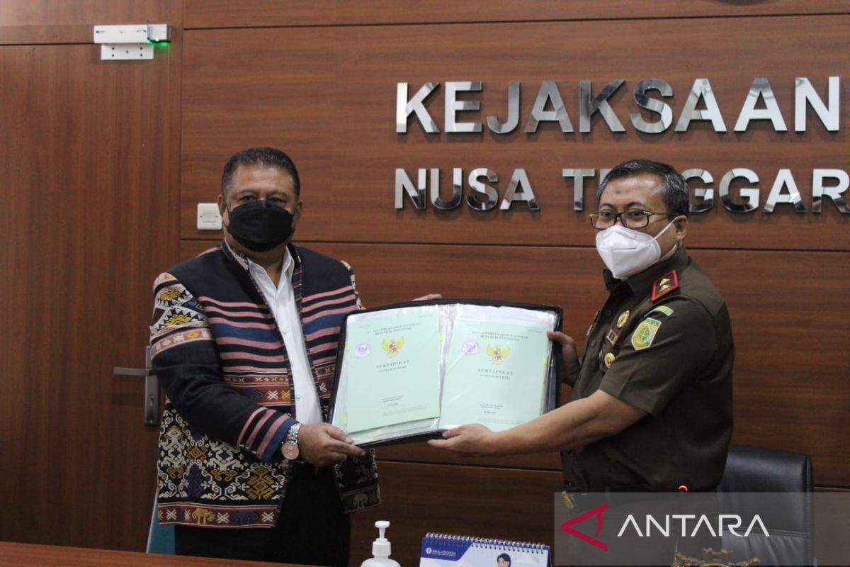 Kejaksaan NTT serahkan 39 kavling tanah hasil sitaan