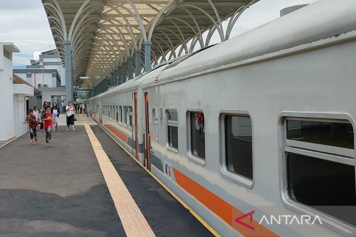 Warga antusias naik kereta api gratis uji coba Stasiun Garut-Cibatu