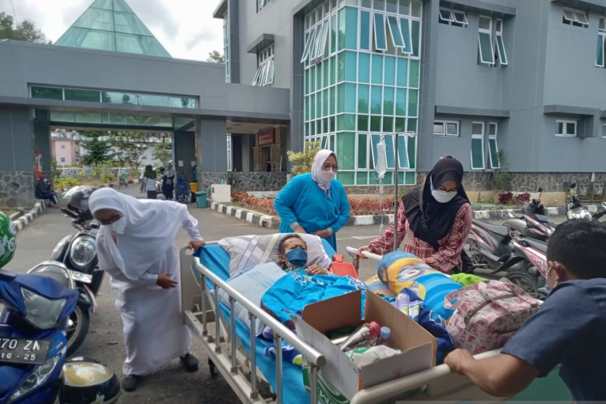 Pasien RSAM Bukittinggi dievakuasi dan dirawat di tenda darurat karena gempa