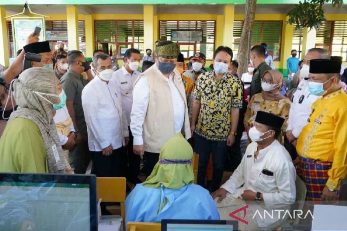 Menteri Airlangga pantau vaksinasi anak di SD 158 Pekanbaru