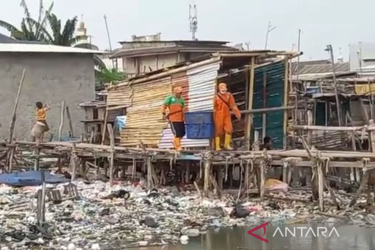 Pemkot Jakut akan bina warga Kampung Nelayan Kalibaru terkait sampah