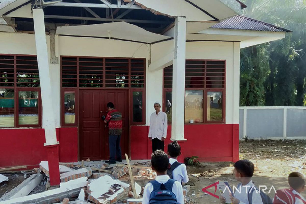 Sejumlah bangunan rusak akibat gempa di Pasaman Barat