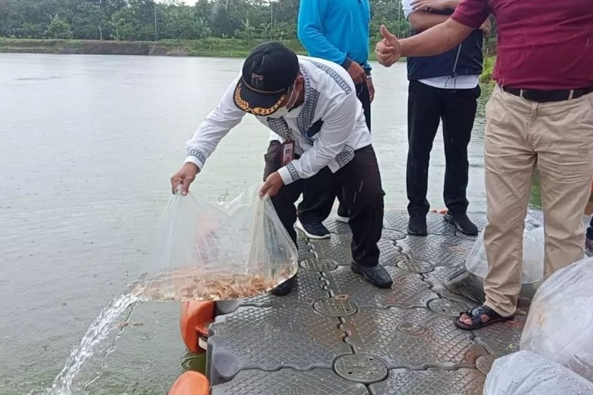 Pemkot Jaktim tebar 18 ribu benih ikan di Waduk Setu