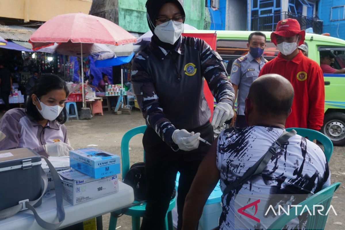 Lantamal IX - Binda Maluku vaksinasi warga di pasar Mardika Ambon, lintas sektoral perangi Corona