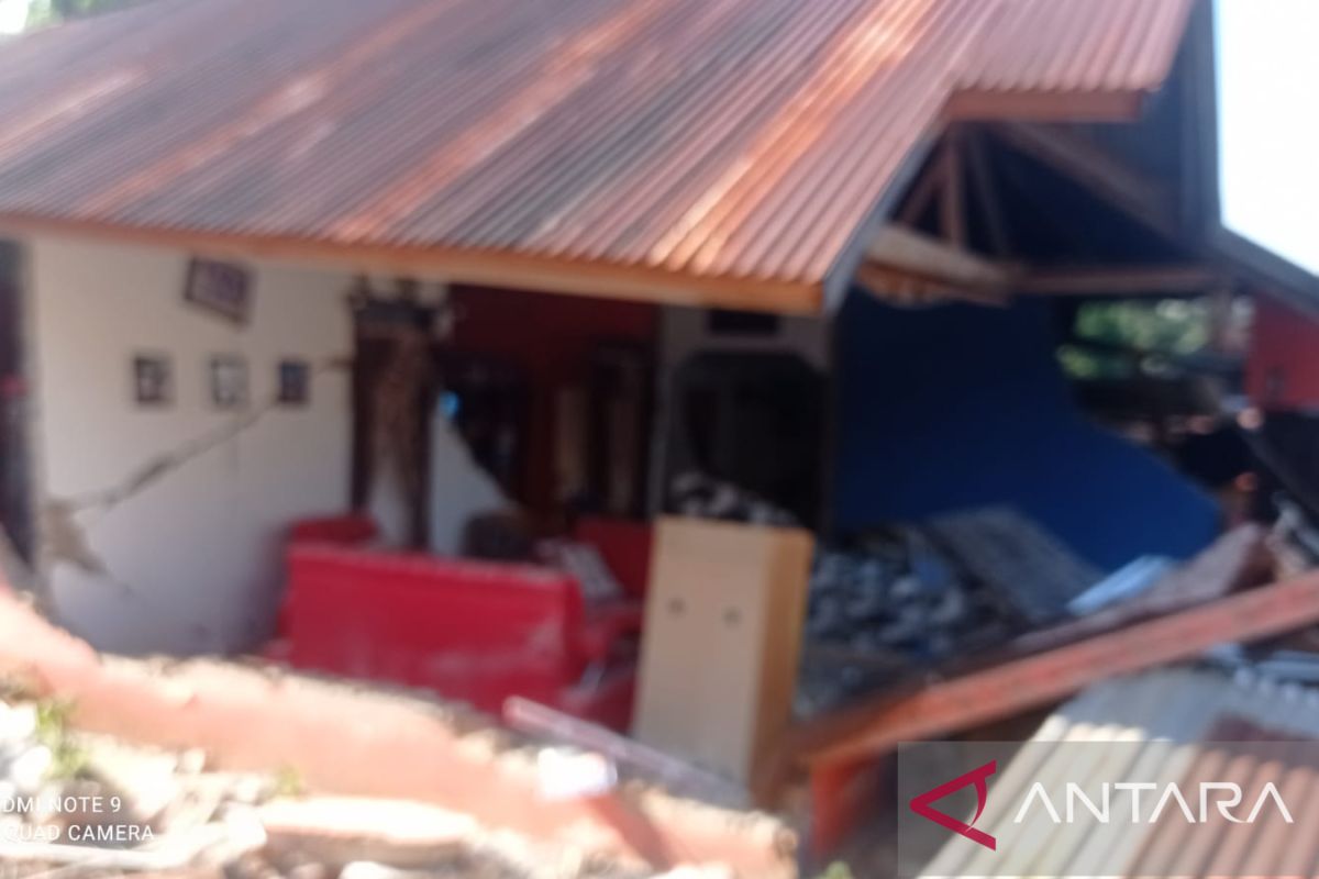 Bupati Pasaman Barat sebut ratusan rumah roboh akibat gempa, terparah di Nagari Kajai